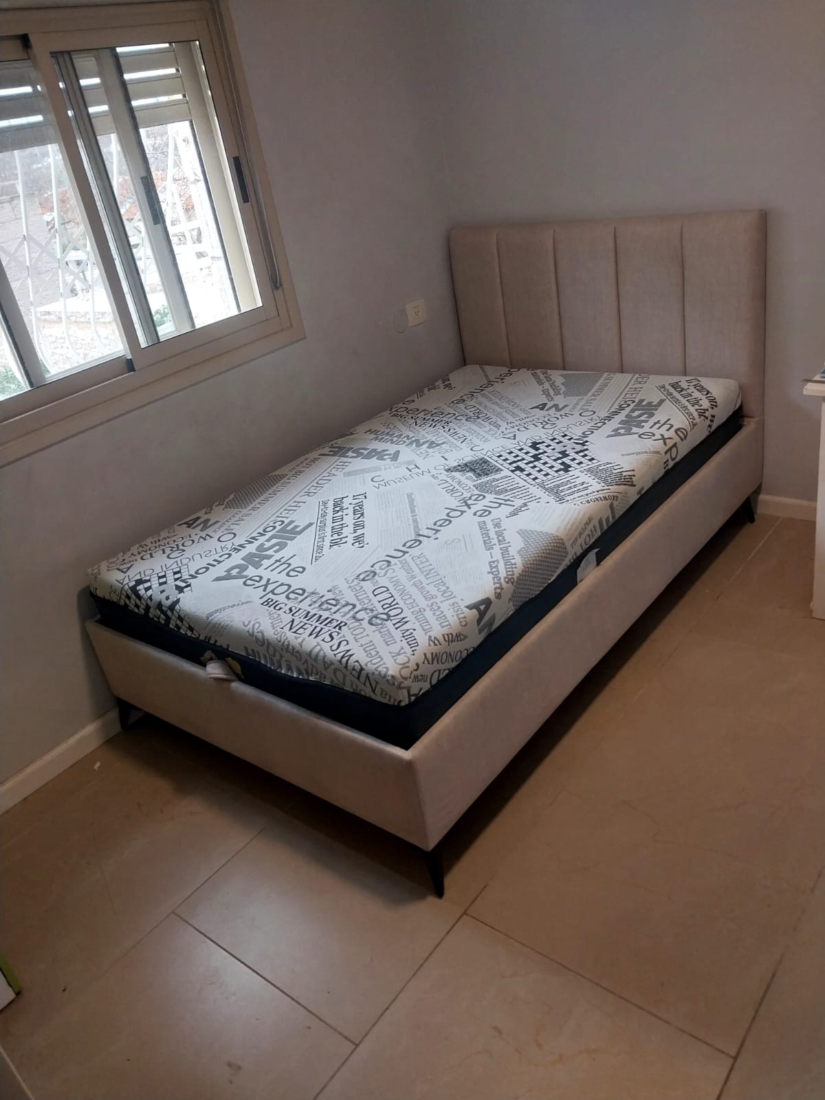 מיטה מרופדת 1.20 דגם פסים